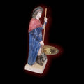 Figura San Roque de terracota pintada a mano vista en ángulo, destacando detalles del rostro y el perro. Ideal para decoración temática religiosa.