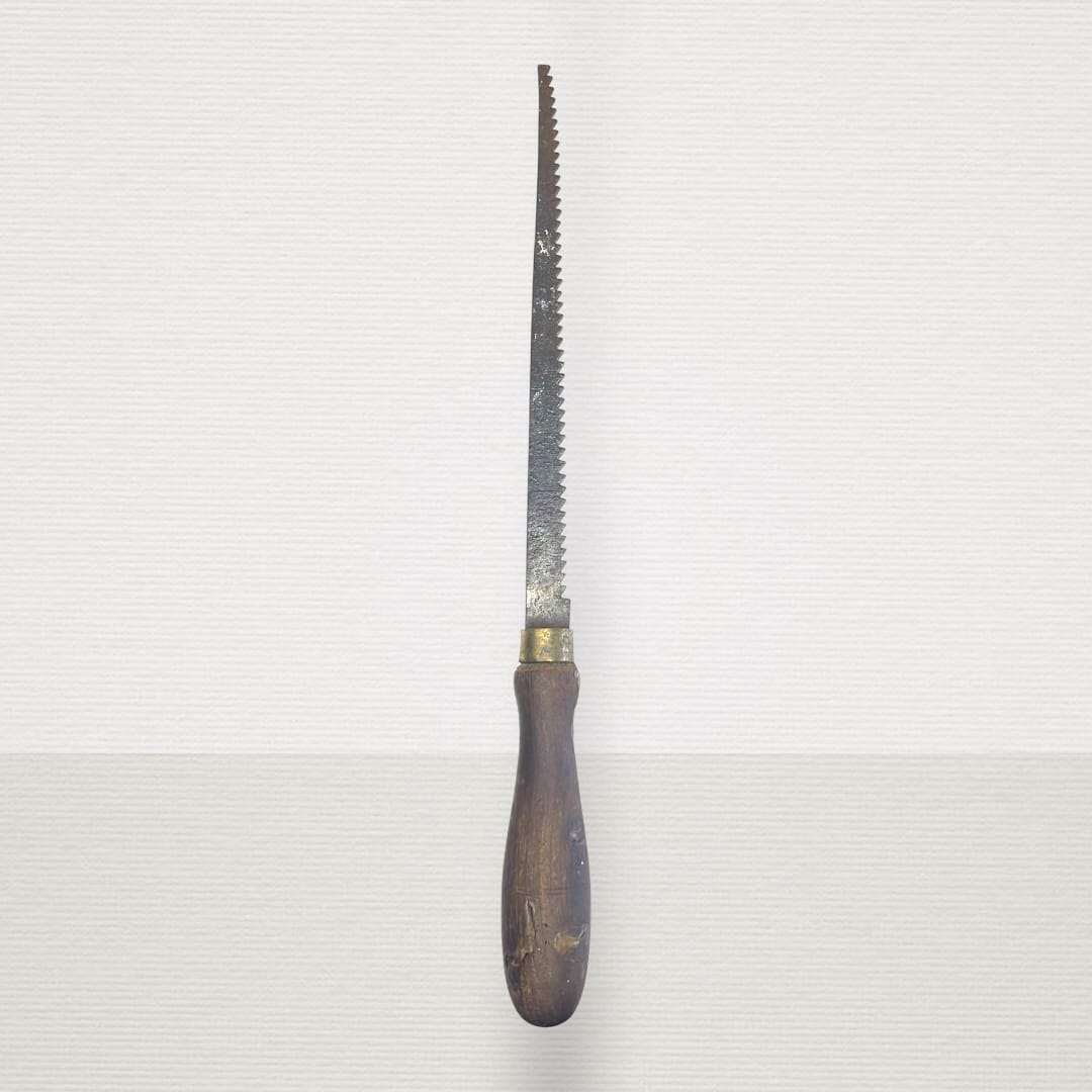 Sierra antigua de mano original para carpintería y colección con hoja dentada curva y mango de madera envejecido. Ideal para decoración vintage.