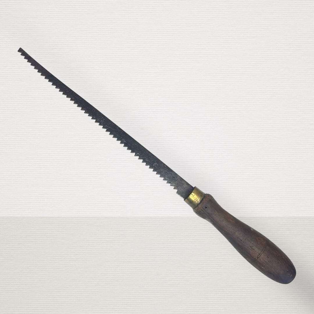Sierra antigua de mano original para carpintería y colección con hoja dentada de acero y mango de madera oscura, ideal para decoración vintage.