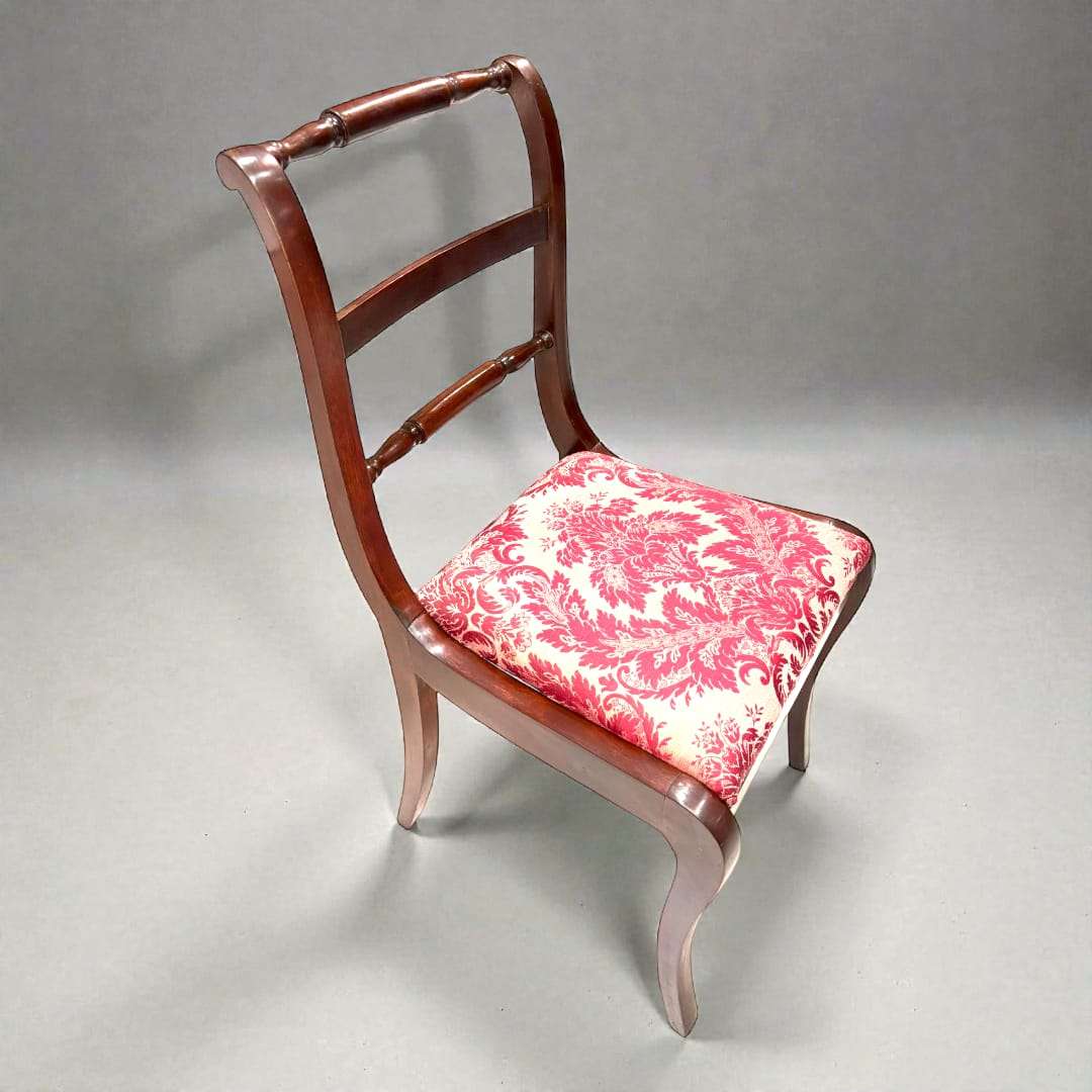 Tapizado decorativo clásico en asiento de silla de caoba