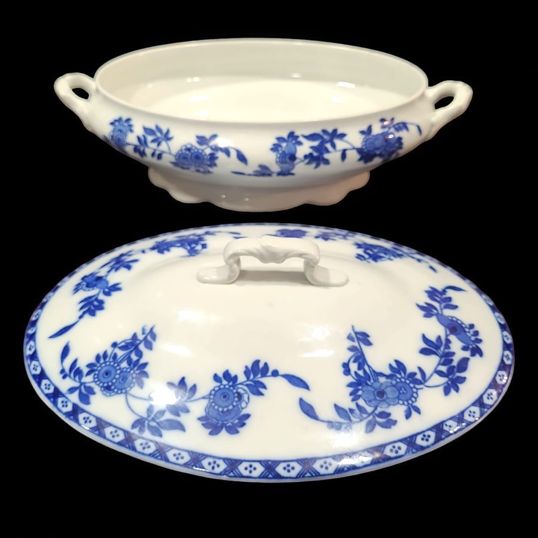 Primer plano de la textura y arte en la Bandeja en Porcelana Esmaltada, pieza exclusiva.