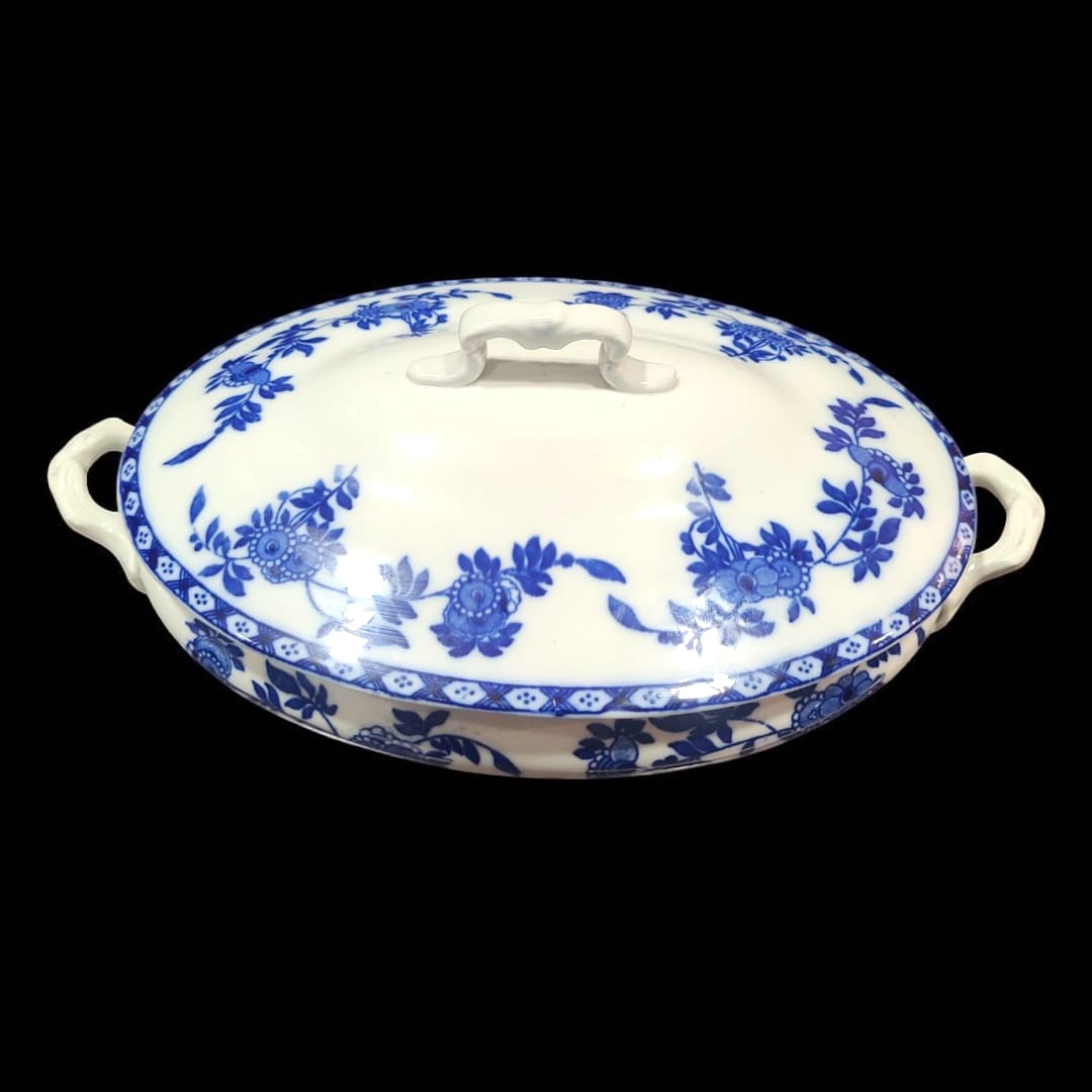 Primer plano de la textura y arte en la Bandeja en Porcelana Esmaltada, pieza exclusiva.
