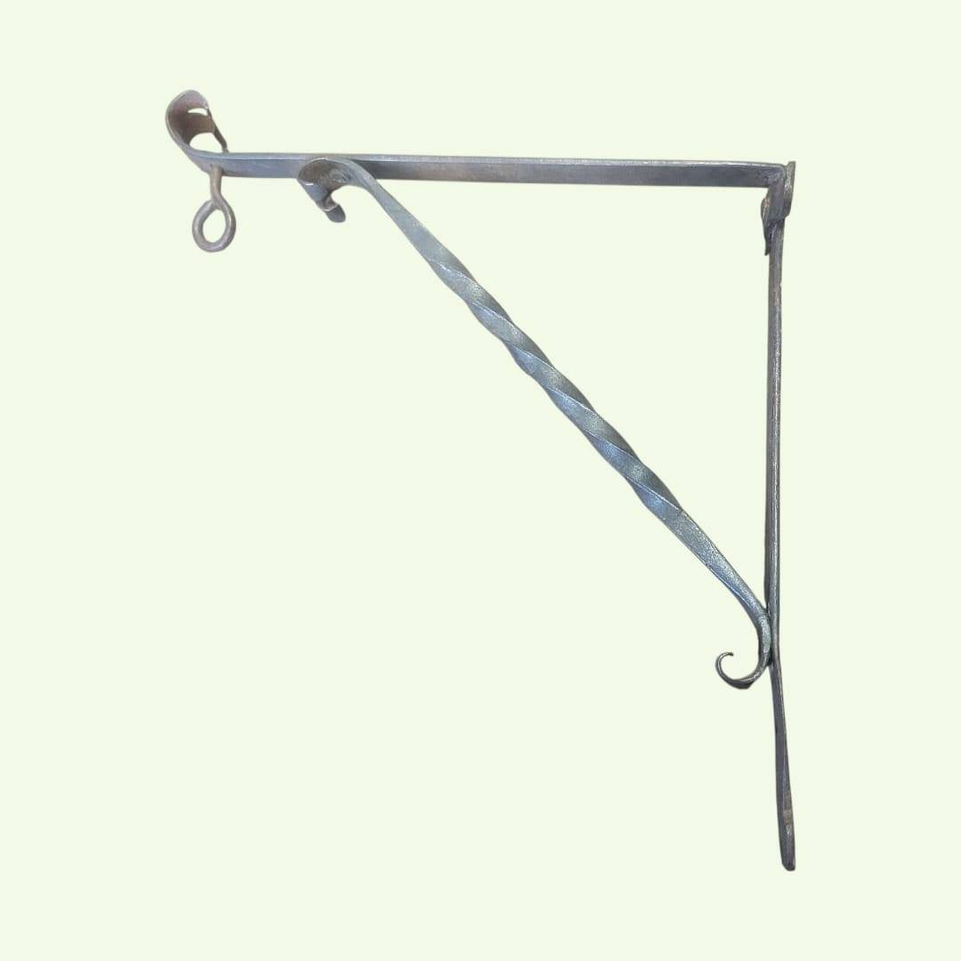 Soporte de pared de forja antiguo decorativo y resistente visto de perfil. Acabado rústico y estructura sólida para decoración de jardín o terraza.