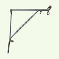 Soporte de pared de forja antiguo decorativo y resistente con diseño artesanal en espiral. Ideal para colgar faroles o jardineras en exteriores.