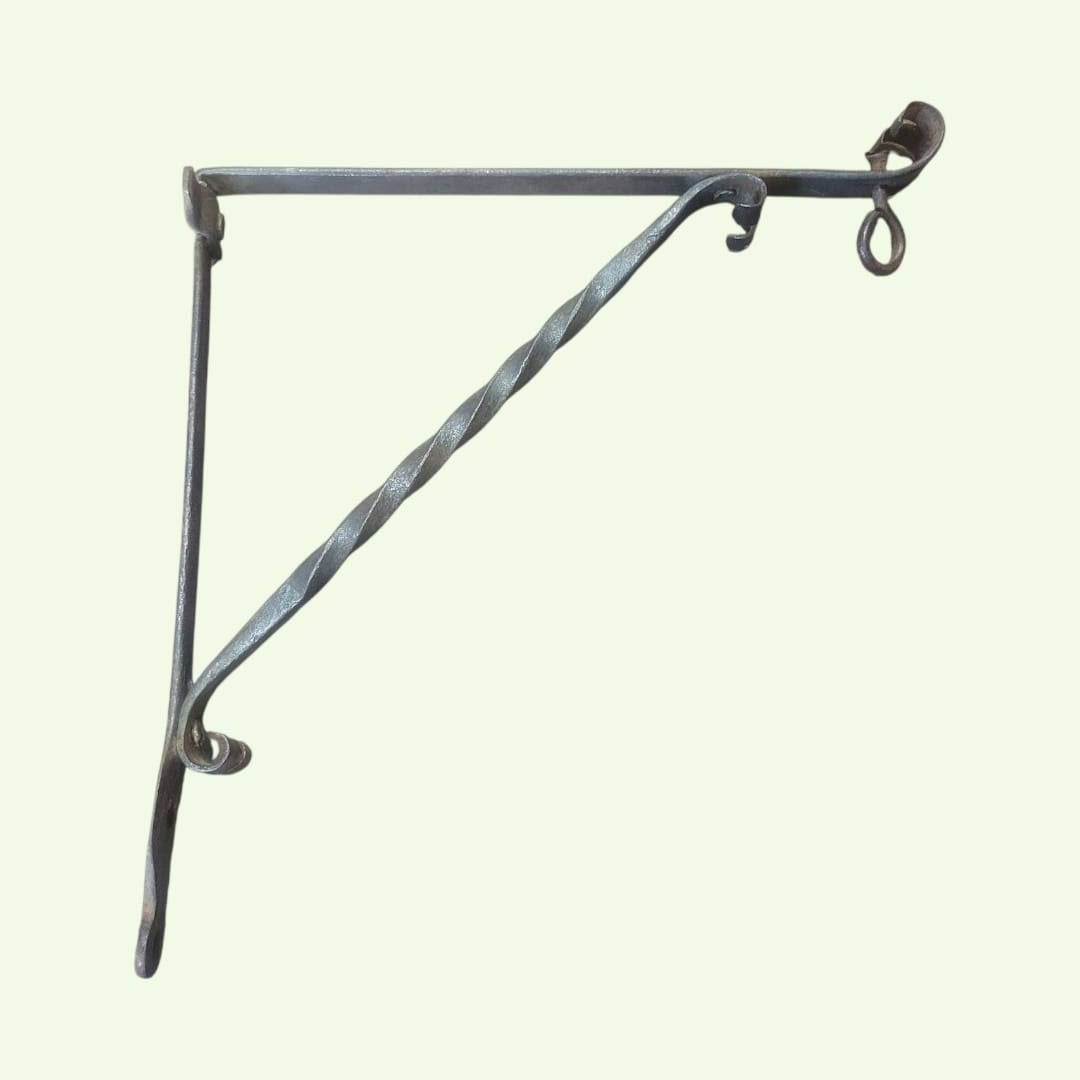 Soporte de pared de forja antiguo decorativo y resistente con diseño artesanal en espiral. Ideal para colgar faroles o jardineras en exteriores.
