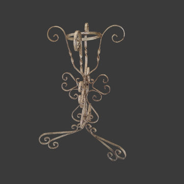 Vista frontal del macetero: "Macetero de hierro forjado con diseño ornamental, ideal para interiores y exteriores con encanto vintage."