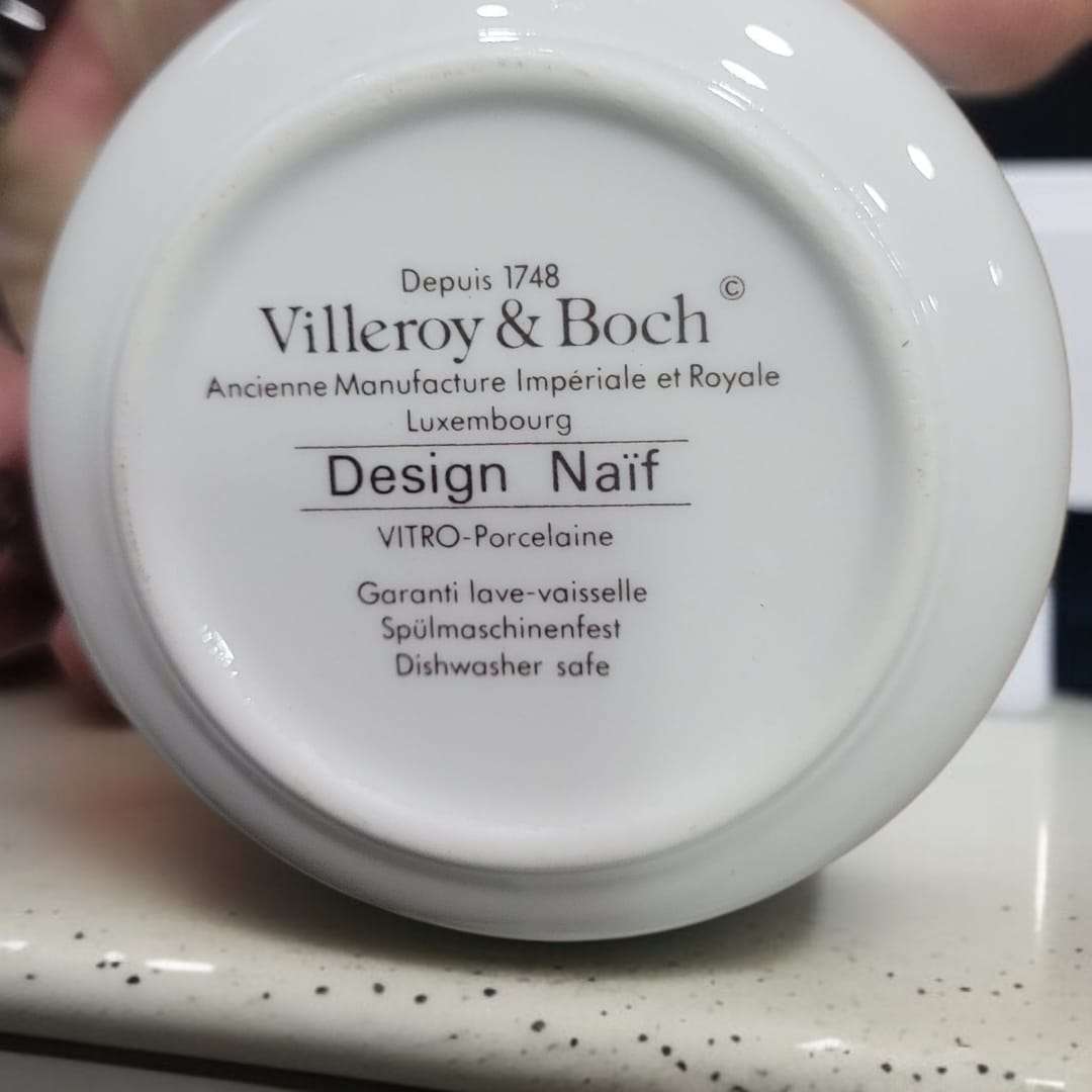 Detalle de la base de una caja mostrando el sello Villeroy & Boch Design Naïf.