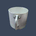 Detalle del mango ergonómico de la taza de aluminio, mostrando su diseño cómodo y seguro.