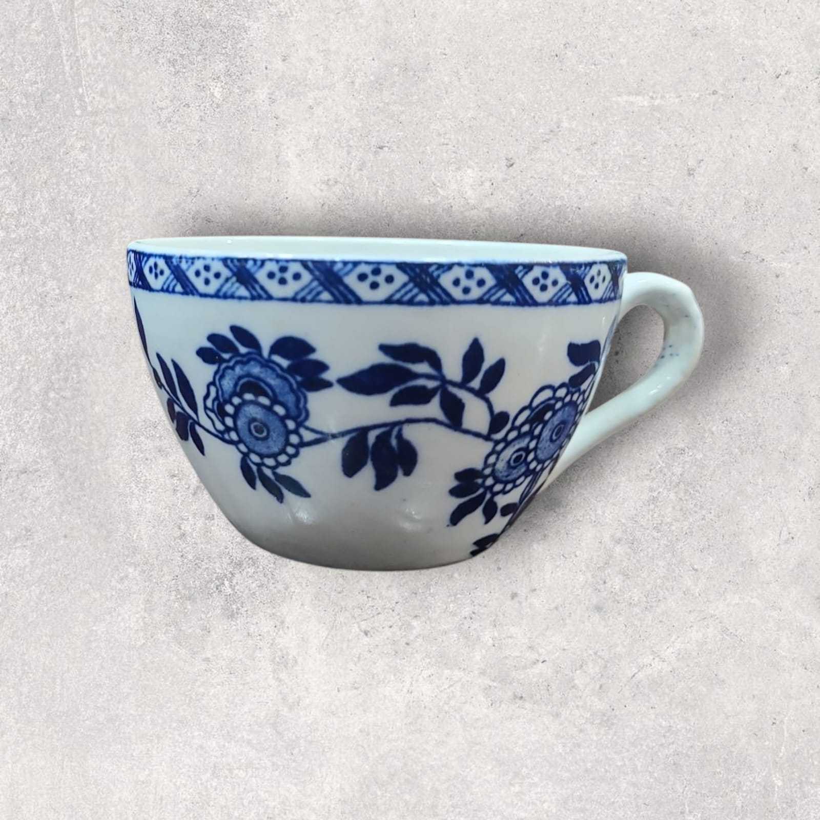 Detalle de la decoración en azul sobre porcelana blanca, resaltando los intrincados patrones hechos a mano.