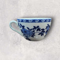Detalle de la decoración en azul sobre porcelana blanca, resaltando los intrincados patrones hechos a mano.