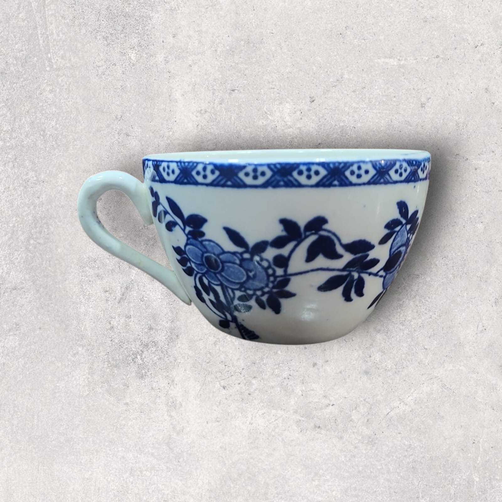 Detalle de la decoración en azul sobre porcelana blanca, resaltando los intrincados patrones hechos a mano.