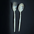 Cuchara y tenedor para ensalada en metal plateado, con acabado brillante y diseño moderno. Perfecto para complementar la vajilla elegante.