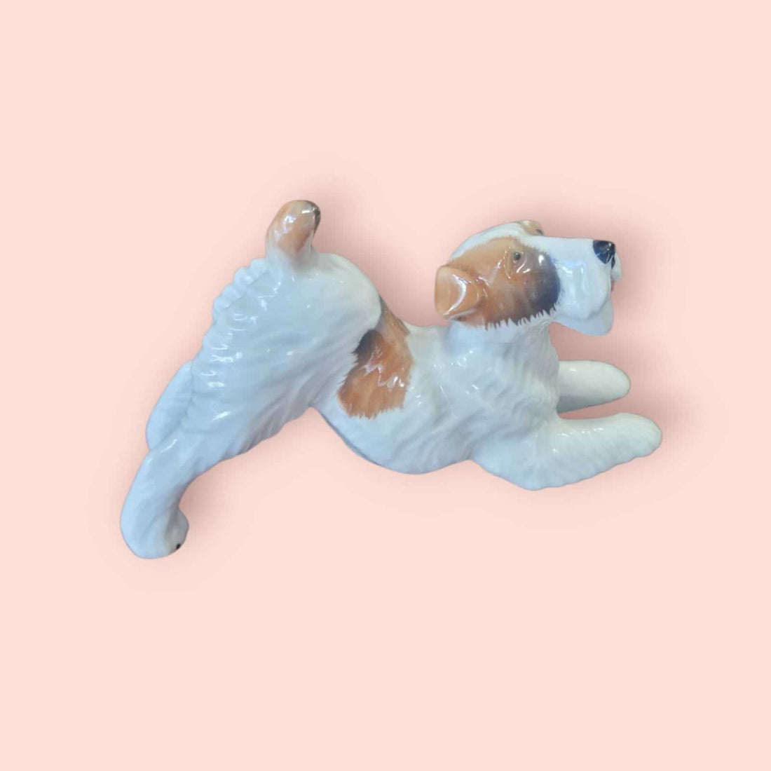 Figura de perro FOX TERRIER en porcelana alemana años 50, vista frontal con detalles realistas, ideal para decoración vintage de hogar.