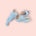 Figura decorativa de perro FOX TERRIER de porcelana alemana LIMBACH, años 50, vista lateral mostrando acabado brillante y postura juguetona.