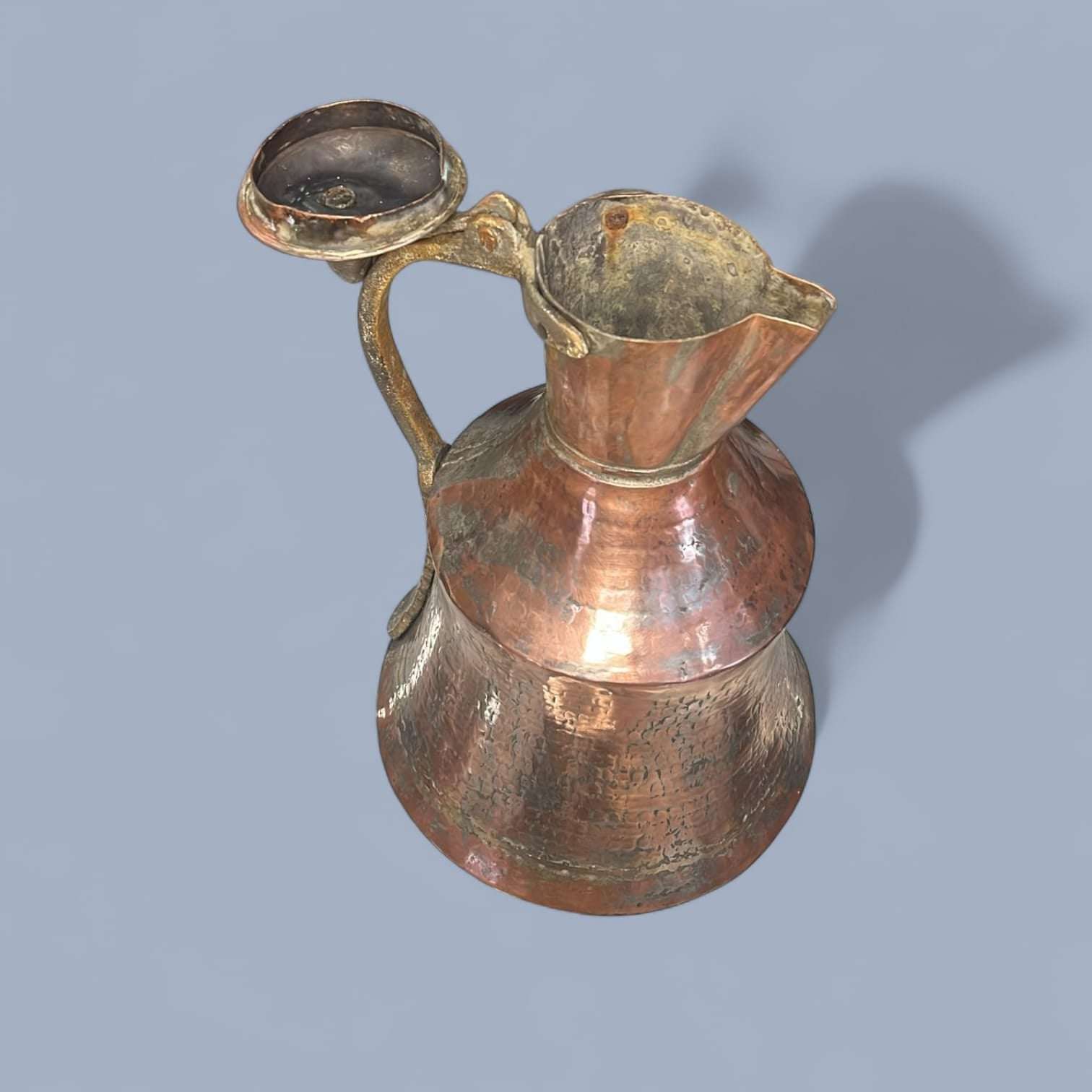 Colocada junto a una palangana, formaba parte esencial de dormitorios y estancias nobles, aportando higiene, elegancia y estatus.
