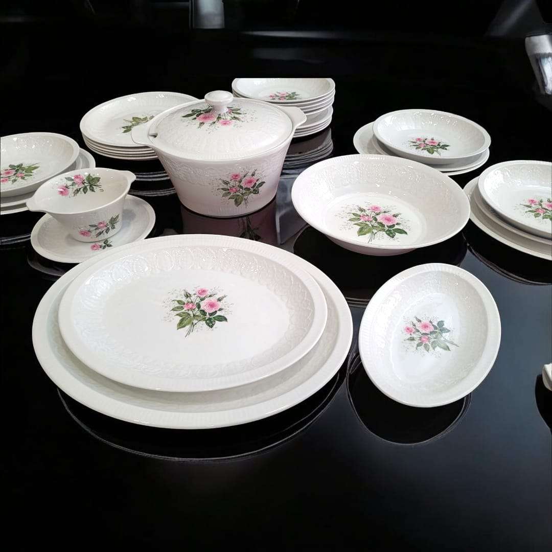 Vajilla Pontesa para 12 comensales con diseño floral clásico sobre fondo blanco. Elegante y resistente, ideal para ocasiones especiales.