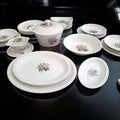 Juego de vajilla Pontesa de porcelana para 12 personas, incluye sopera, ensaladera y salsera. Diseño refinado con detalles florales.