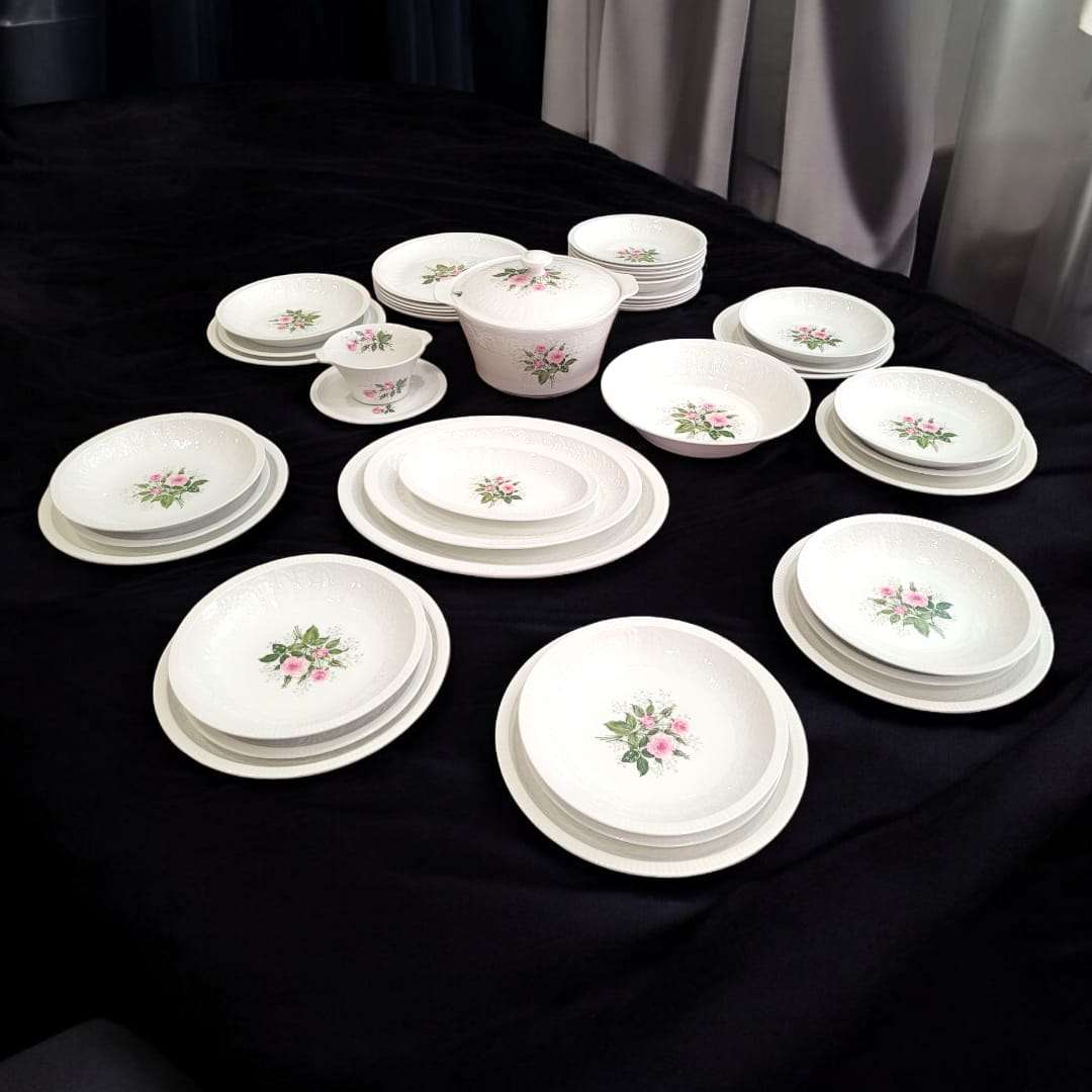Vajilla Pontesa para 12 comensales con diseño floral clásico sobre fondo blanco. Elegante y resistente, ideal para ocasiones especiales.