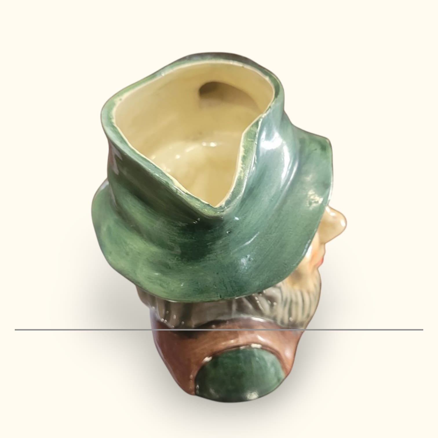 Perspectiva superior de la jarra de porcelana Rip Van Winkle de Royal Doulton, destacando su forma única y acabado esmaltado. Pieza ideal para coleccionistas.