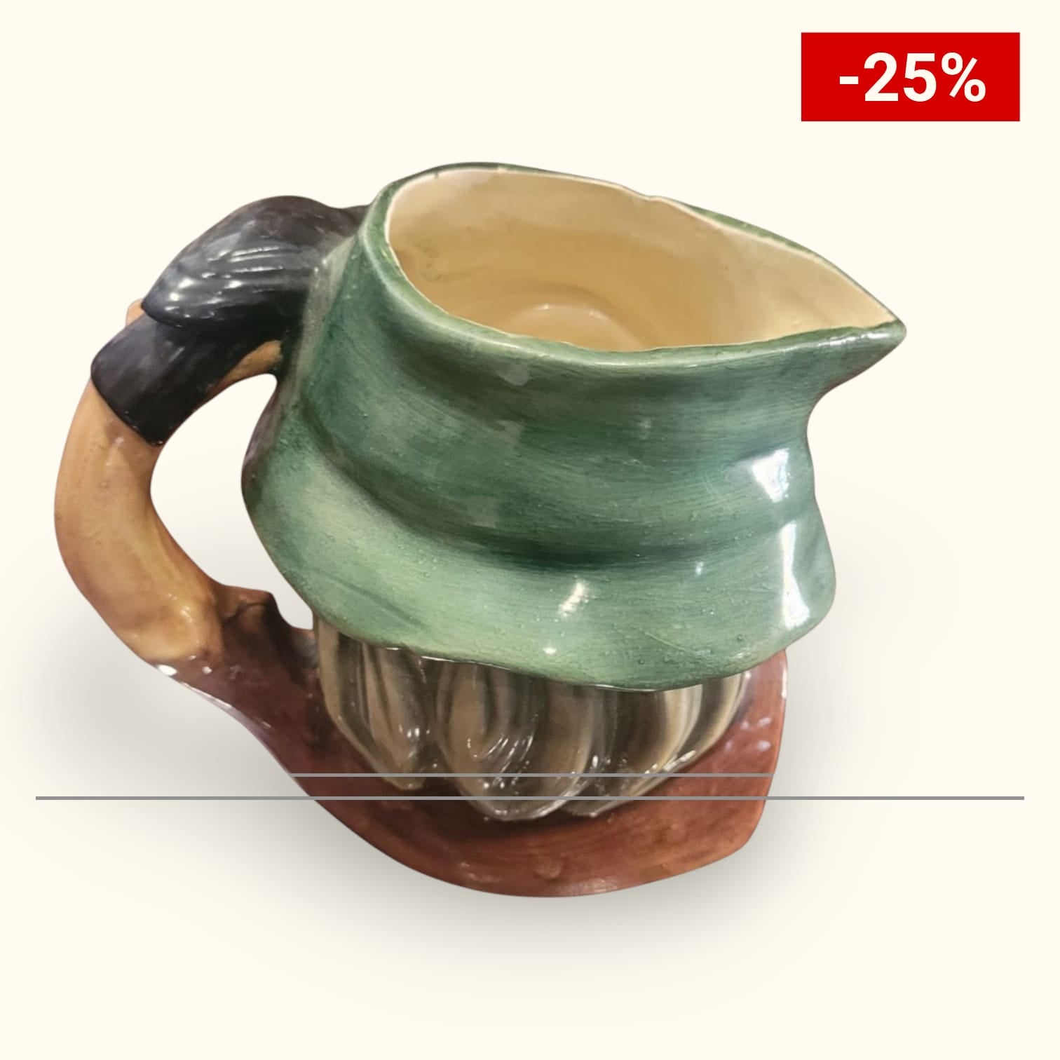 Vista superior de la jarra de porcelana Rip Van Winkle de Royal Doulton, mostrando su interior esmaltado y diseño artístico. Descuento del 25% disponible.