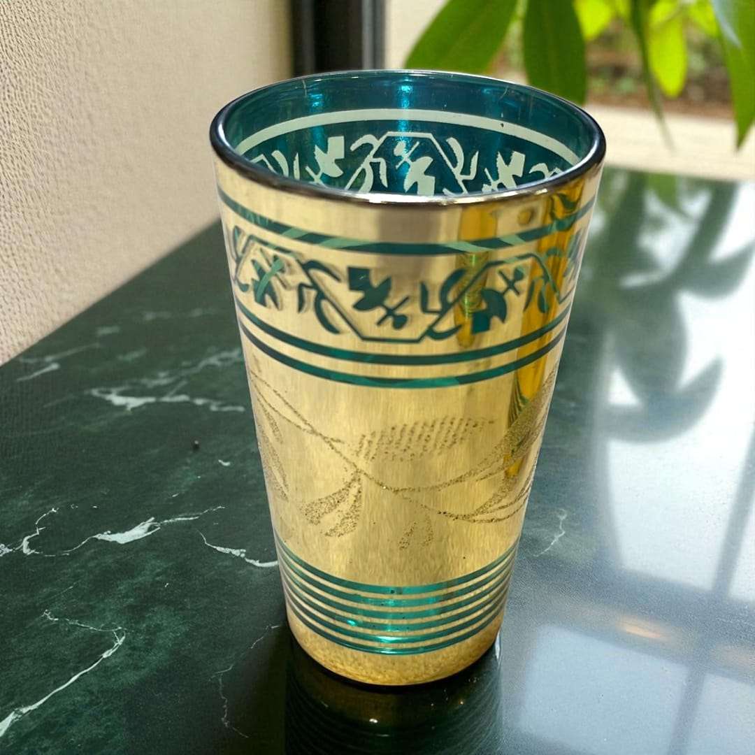 Vasos de té marroquíes decorados a mano con acabados dorados brillantes, set de 6 piezas para decoración cultural y sofisticada.