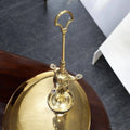Vista superior del velón antiguo de aceite de 3 brazos en metal dorado, destacando su depósito móvil y acabado artesanal brillante.
