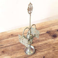 Velón de metal dorado con símbolos rituales colgantes y acabado artesanal. Pieza decorativa exclusiva para espacios místicos o vintage.