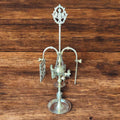 Velón de metal dorado decorativo con símbolos rituales únicos sobre mesa rústica. Ideal para decoración espiritual en hogar o altar.