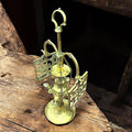 Decoración exclusiva: velón pequeño de metal tallado con detalles ornamentales, perfecto para ambientes elegantes y tradicionales.
