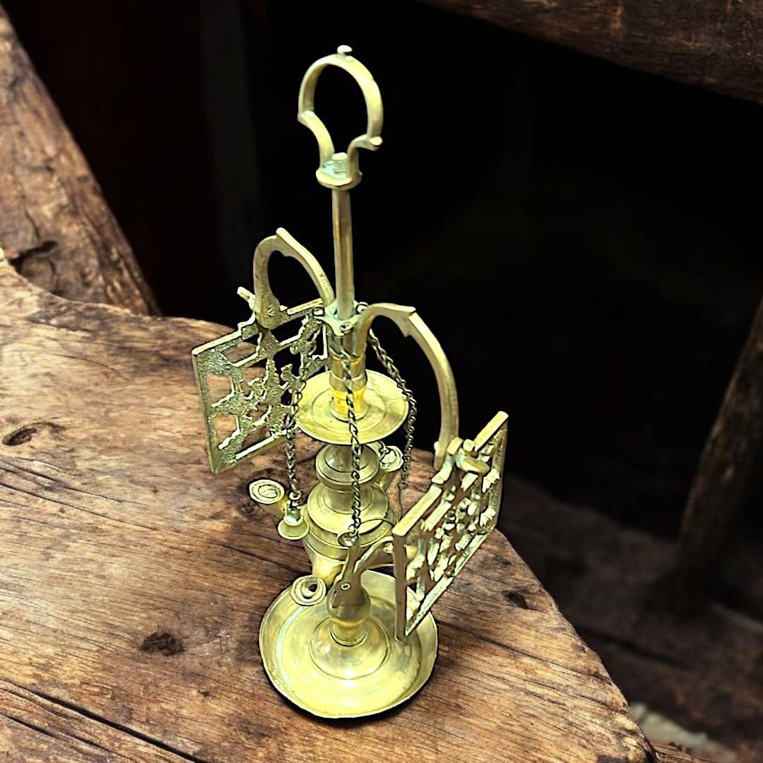 Decoración exclusiva: velón pequeño de metal tallado con detalles ornamentales, perfecto para ambientes elegantes y tradicionales.