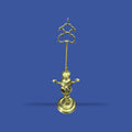 Velón dorado de metal con diseño alto y simétrico, perfecto para rituales o espacios elegantes. Su estructura decorativa aporta un toque tradicional.