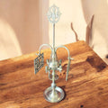 Velón decorativo de metal dorado con símbolos rituales únicos y diseño artesanal. Complemento ideal para decoración esotérica o zen.