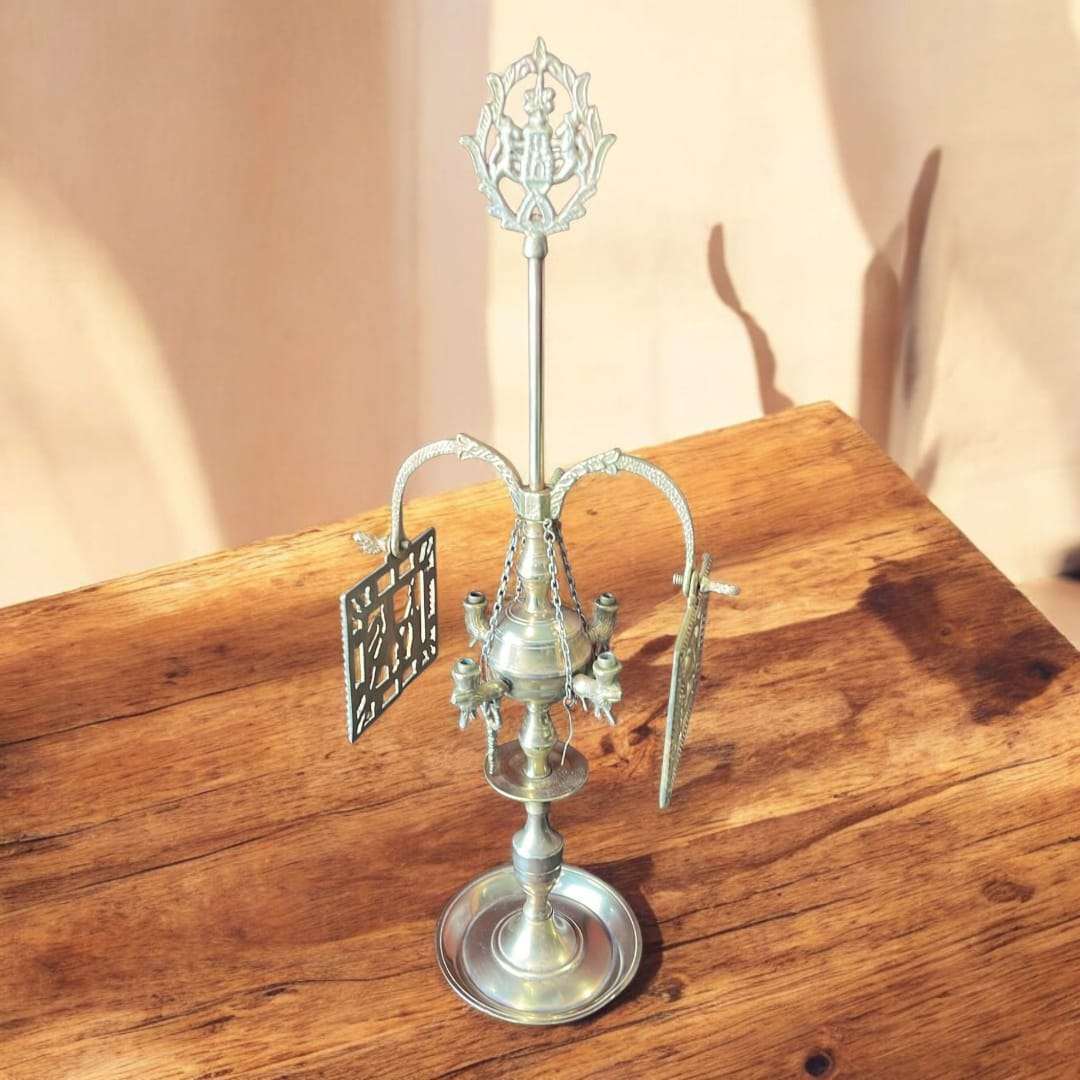 Velón decorativo de metal dorado con símbolos rituales únicos y diseño artesanal. Complemento ideal para decoración esotérica o zen.