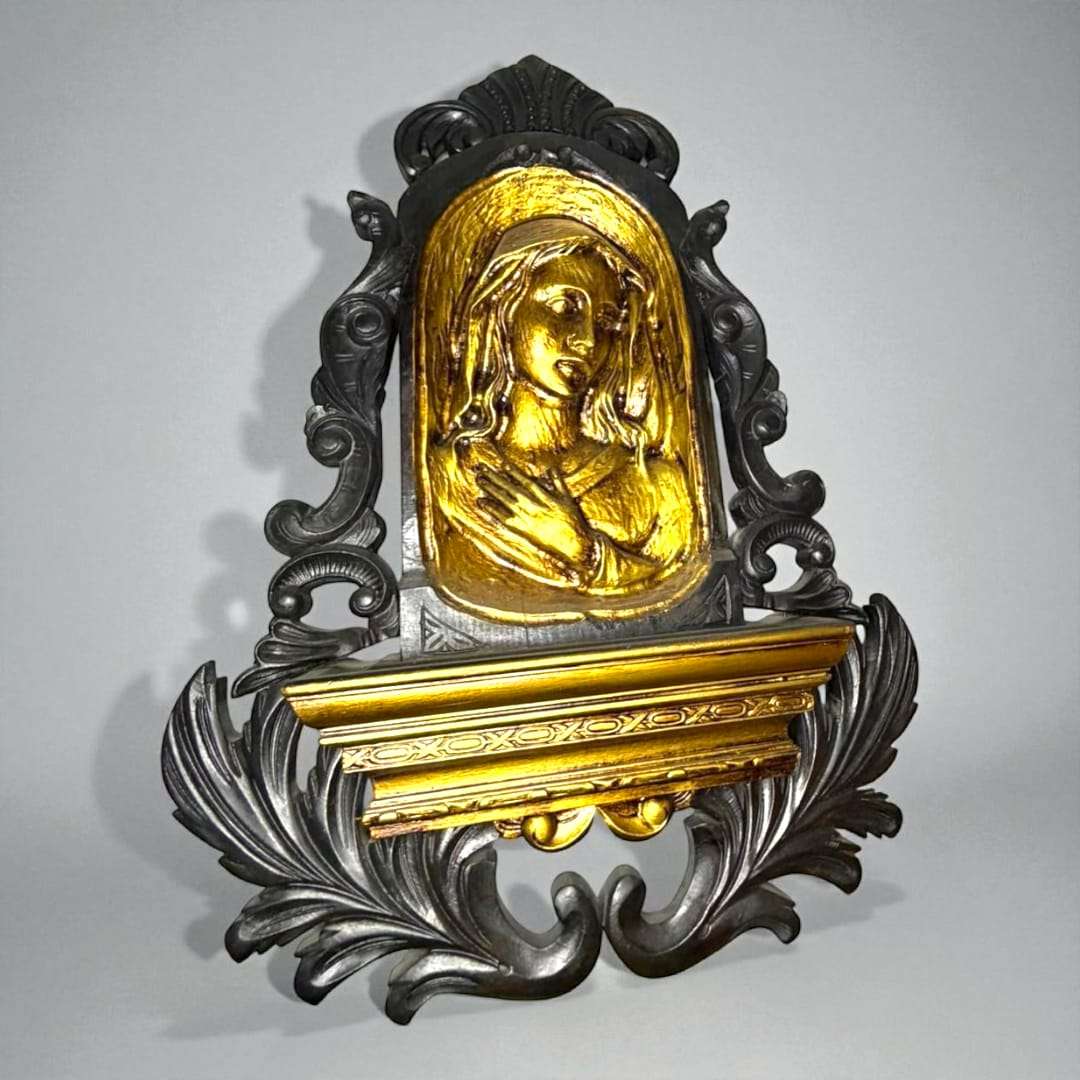 Dolorosa de arte sacro con marco tallado en madera de caoba.