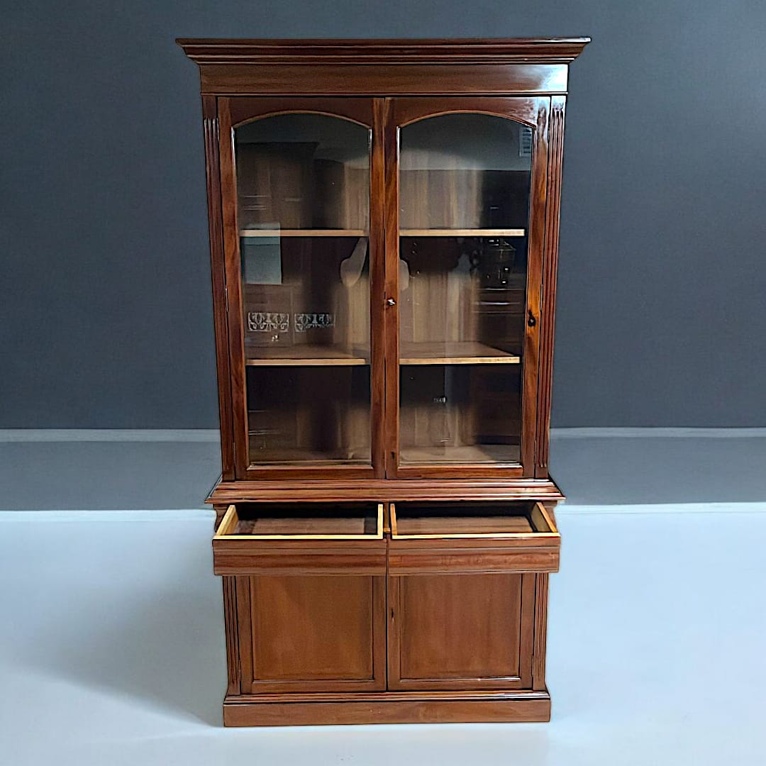 Vitrina de madera con puertas acristaladas y cajones abiertos, perfecta para almacenamiento funcional y exposición decorativa en el hogar.