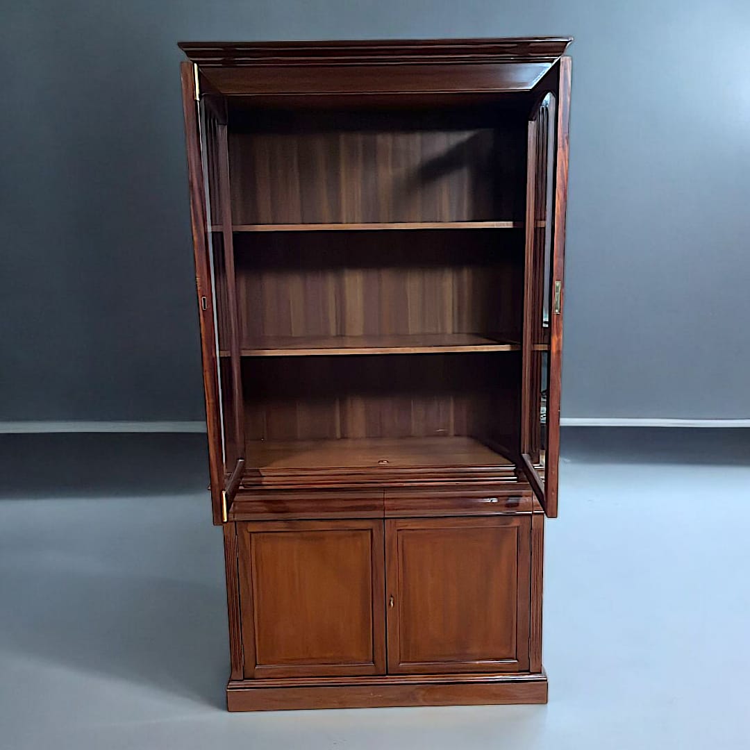 Vitrina de madera con puertas de cristal abiertas y estantes amplios, estilo clásico para decoración de interiores en salones o comedores.