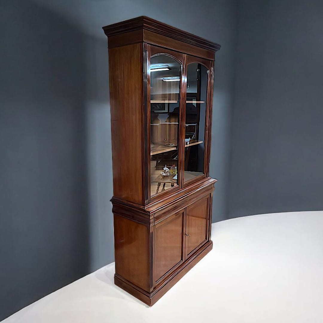 Vitrina de madera vista lateral con puertas de cristal, diseño clásico y funcional para decoración de interiores en estilo tradicional.
