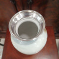 Jarrón de porcelana fina con borde de plata de ley, ideal para decorar interiores clásicos con un toque de lujo artesanal.