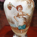 Jarrón de porcelana fina con plata de ley, decorado a mano con escena clásica de mujer campesina y cesta de flores. Ideal para decorar interiores elegantes.