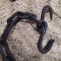Cadena de hierro para calderos al fuego, ideal para decorar cocinas rústicas o chimeneas. Forjada a mano con ganchos resistentes de 115 cm.