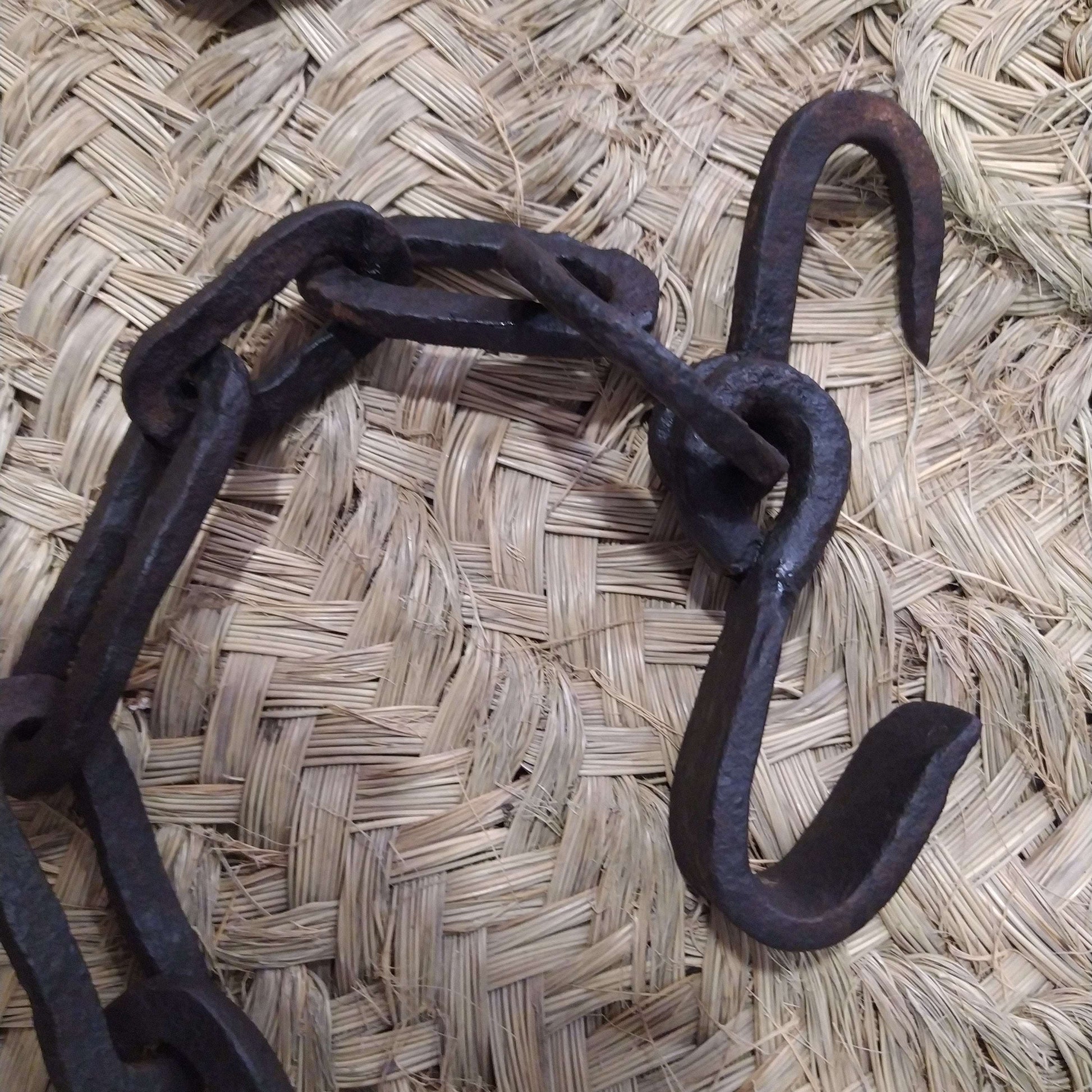 Cadena de hierro para calderos al fuego, ideal para decorar cocinas rústicas o chimeneas. Forjada a mano con ganchos resistentes de 115 cm.