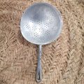 Escurridor de aluminio antiguo en perfecto estado con mango largo, ideal para decoración vintage en cocina rústica o uso funcional diario.