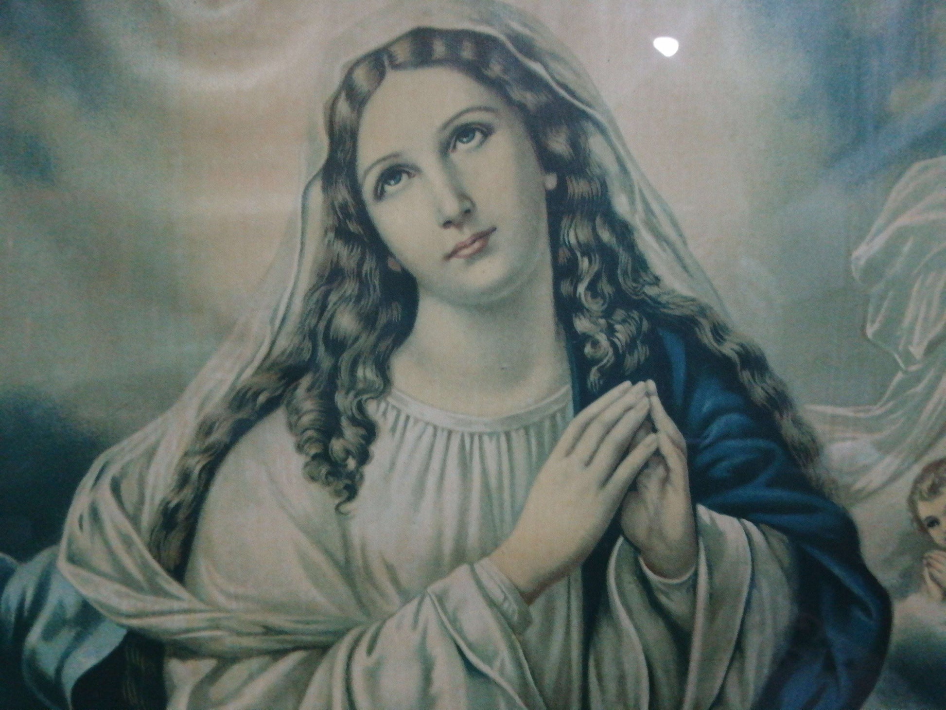 Lámina antigua de la Virgen Purísima con marco de caoba, ideal para decoración religiosa en el hogar. Detalle clásico con acabado vintage.