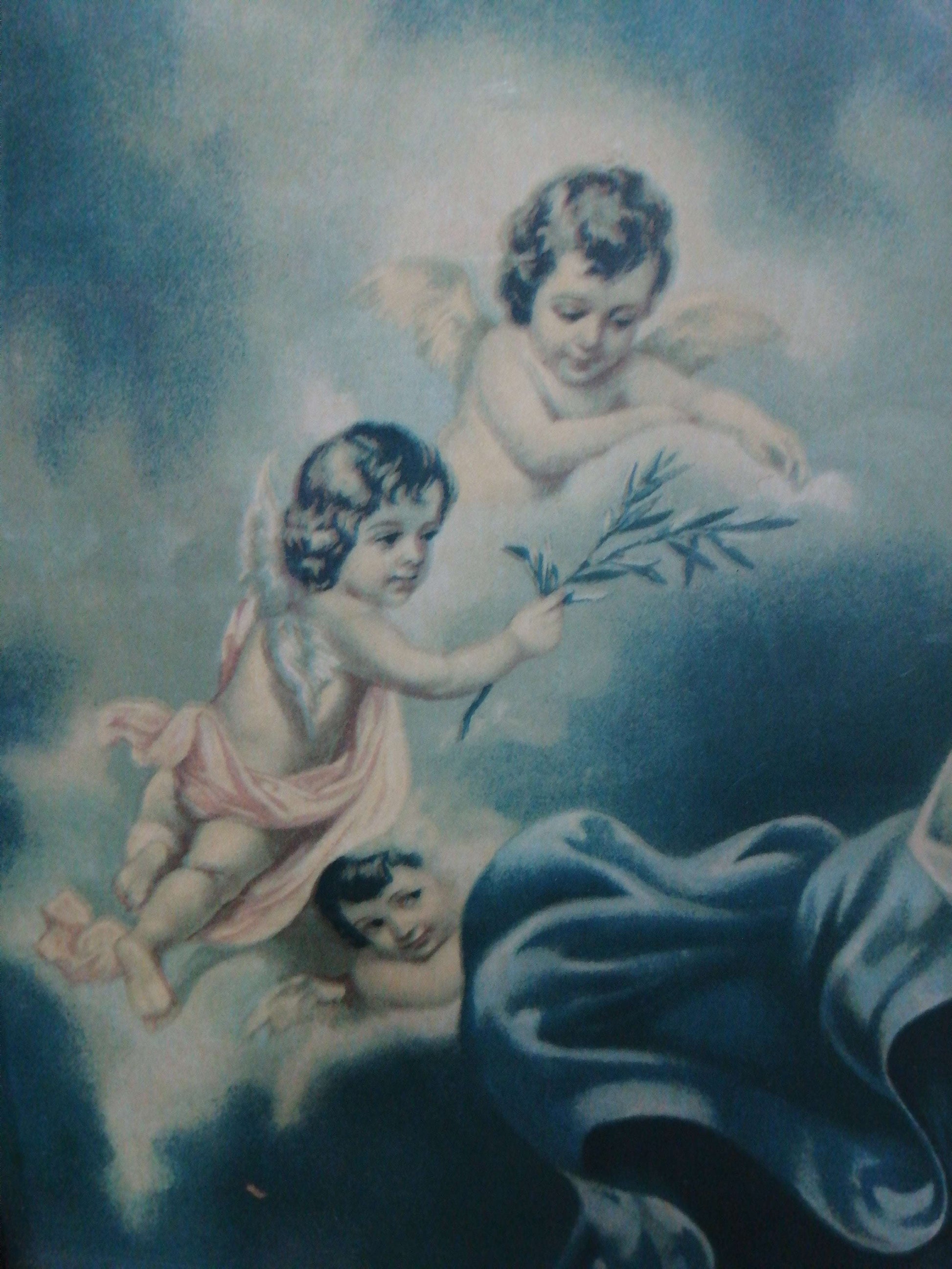 Lámina antigua de la Virgen Purísima con marco de caoba, muestra ángeles celestiales en tonos suaves, ideal para decoración religiosa vintage.