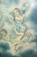 Detalle de lámina antigua de la Virgen Purísima con marco de caoba, muestra ángeles celestiales con lirios y plumas en fondo azul etéreo.
