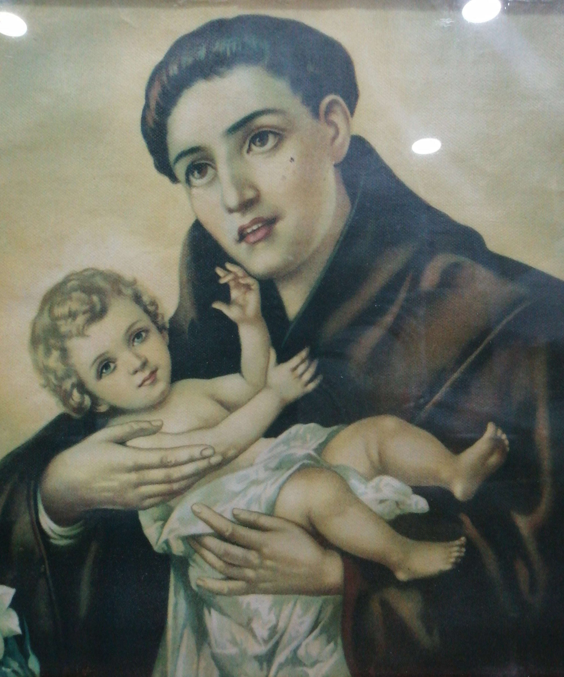 Lámina antigua de San Antonio con marco de caoba, ideal para decoración clásica en el hogar. Representación religiosa con detalles vintage.
