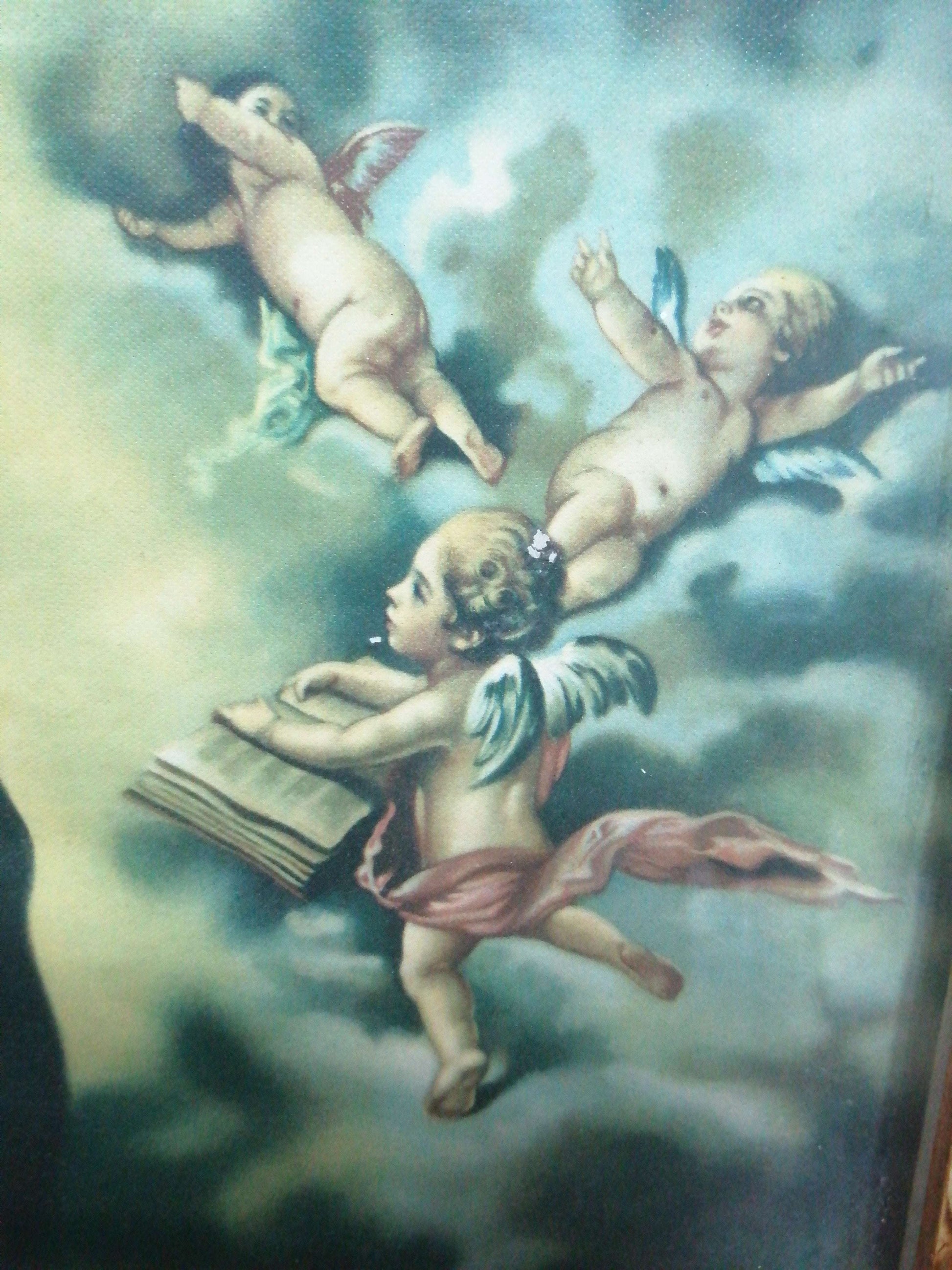 Lámina antigua de San Antonio con marco de caoba, ideal para decoración clásica, muestra tres querubines alados entre nubes con libro sagrado.