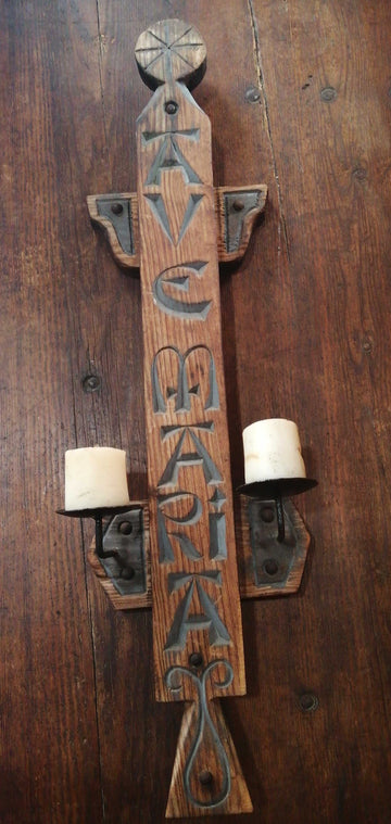 Porta velas madera y forja con “Ave Maria”, pieza antigua de decoración religiosa para colgar en pared. Ideal para ambientes rústicos y devocionales.