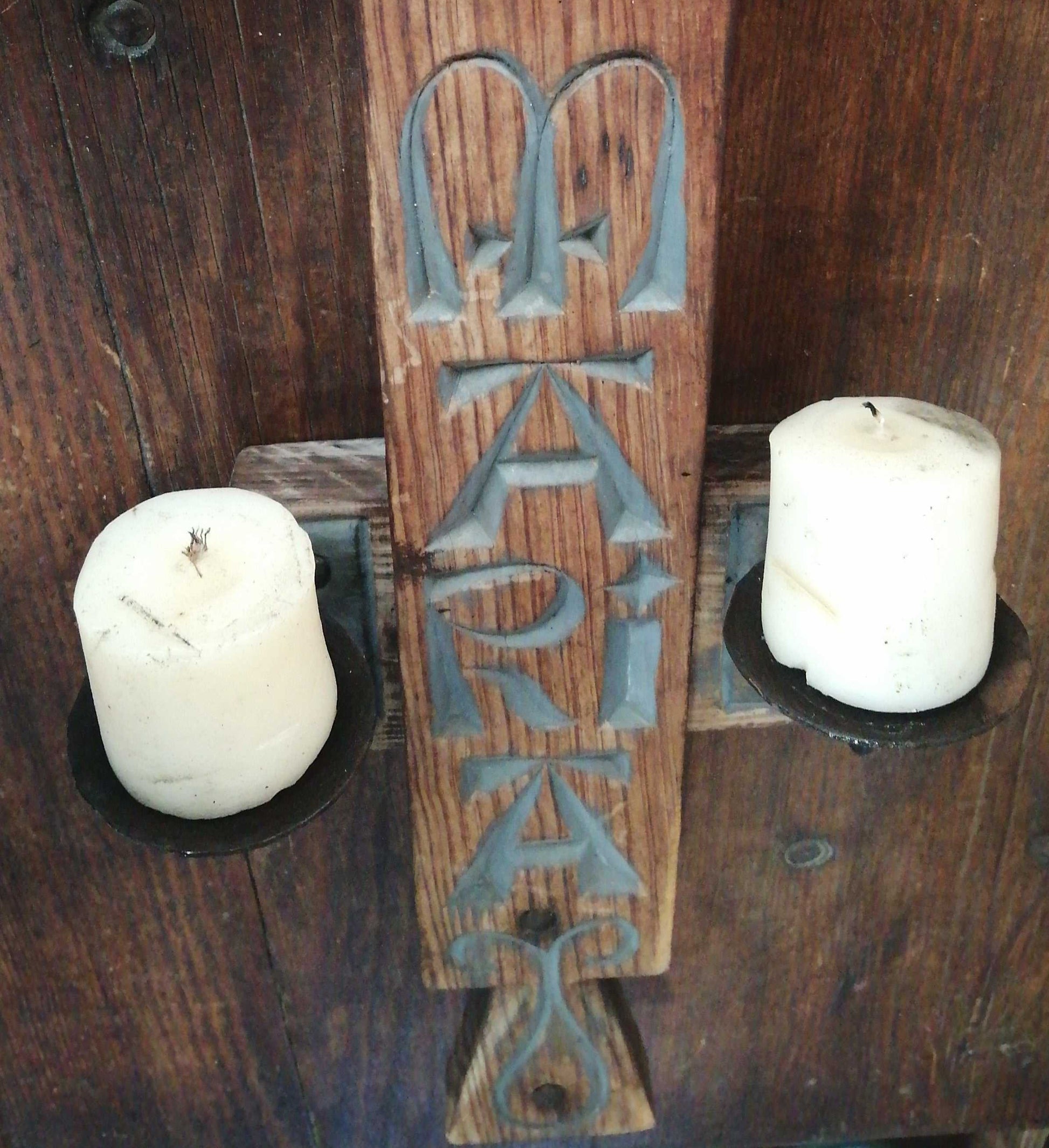 Porta velas madera y forja con “Ave Maria”, pieza antigua para colgar en pared, ideal para decoración religiosa en hogar o jardín.