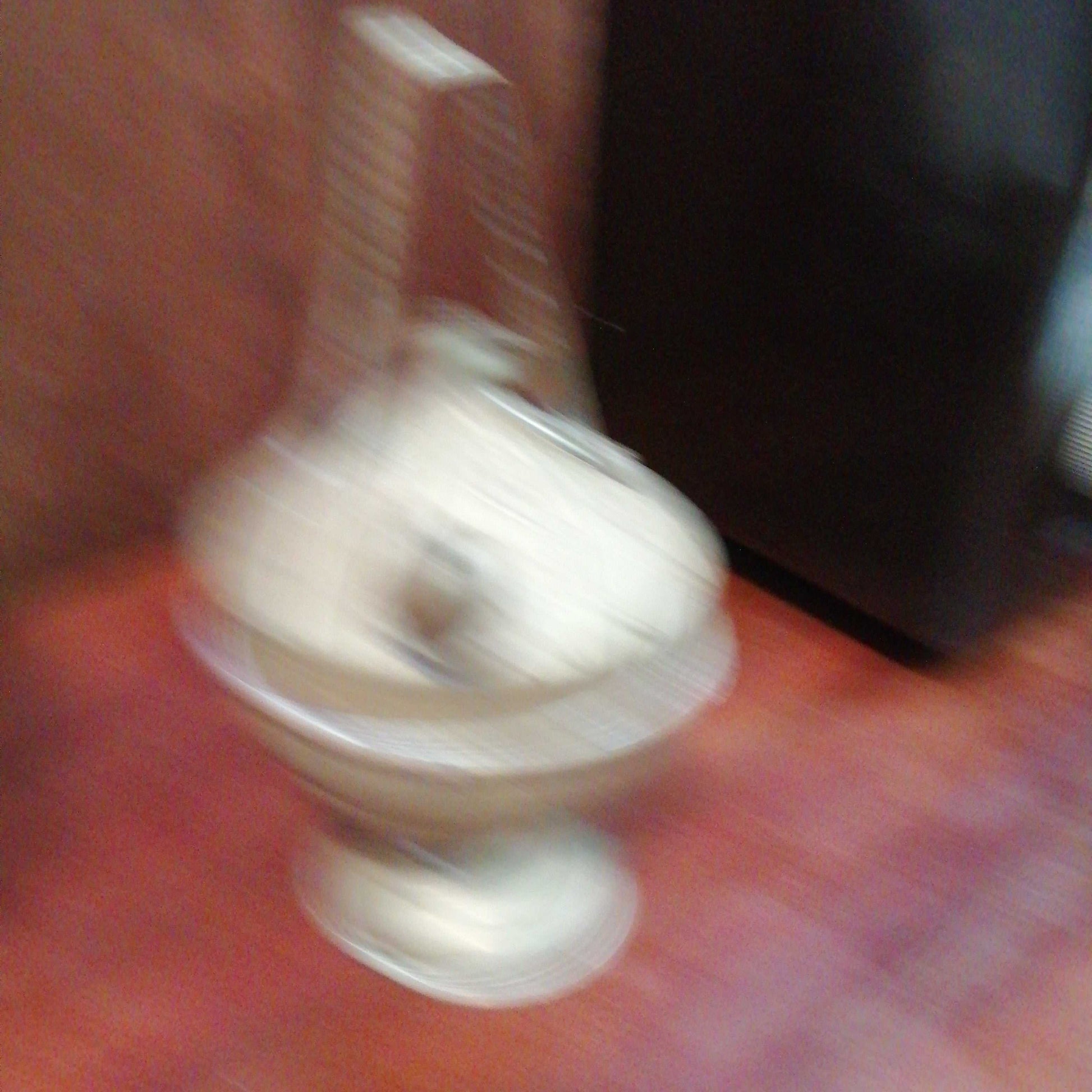 Botijo de metal decorativo con acabado antiguo, ideal para decoración vintage en interiores rústicos. Producto exclusivo de Cositas Antiguas.